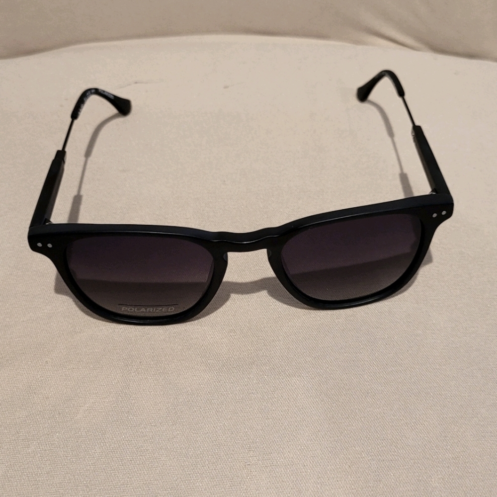 Black polarized sunglasses, New